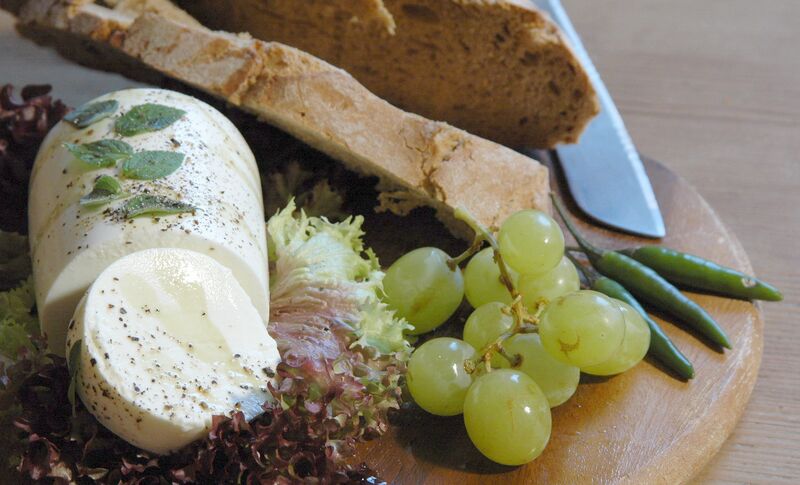 Datei:Schafkäsebrett Weintrauben.jpg