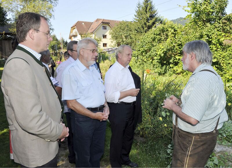 Datei:Min Macpom LR Gartenführung.jpg