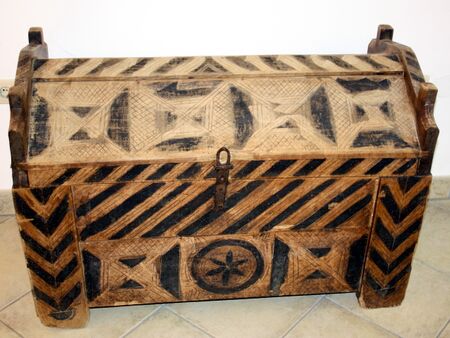 Dekoration mit Geschichte - alte Truhe