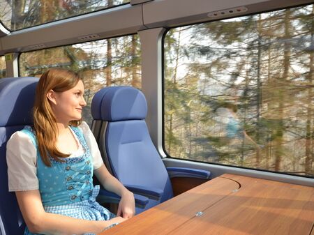 Junge Dame geniesst Panorama