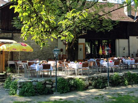 schattiger Gastgarten - gut zum Essen im Sommer