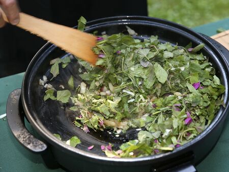 Kochen mit Wildkräutern - anrösten